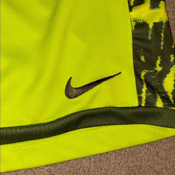 Youth Nike shorts - Picture 2 of 6